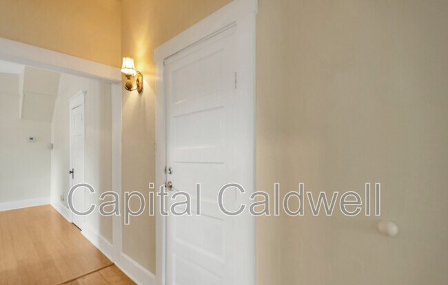 Building Photo - 911 S Rome Ave