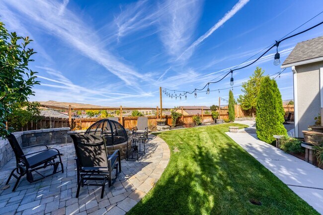 Building Photo - FULLY FURNISHED home available now.