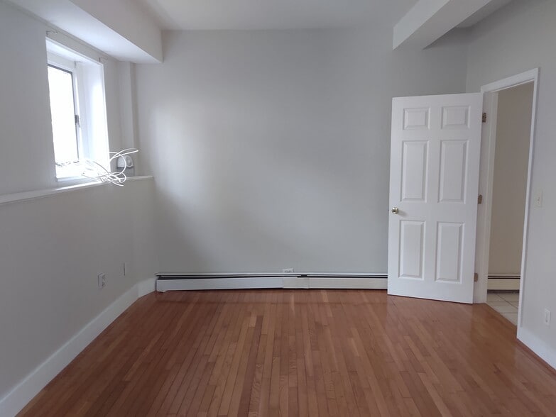 Building Photo - 11 Dyckman Dr