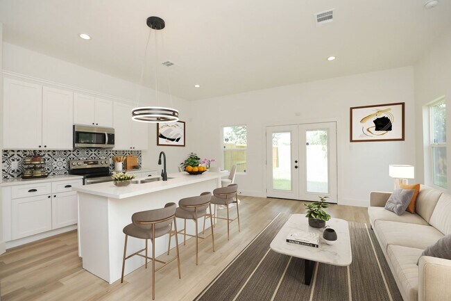 Building Photo - For Lease | 4 Bed, 2.5 Bath | 1,450 Sq Ft |