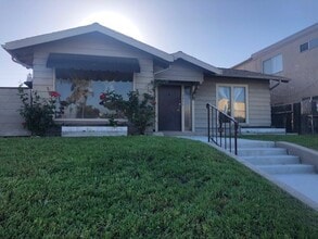 Building Photo - Centrally Located 2 Bed, 2 Bath House in N...