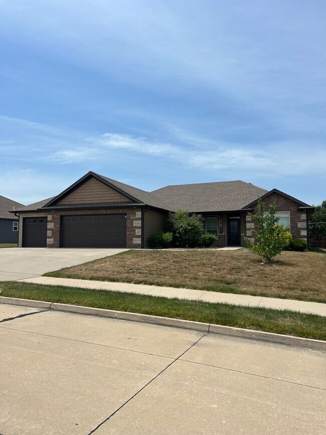 Building Photo - 3 bedroom, 2 bathroom, 2 car garage, single family home located on the south of town
