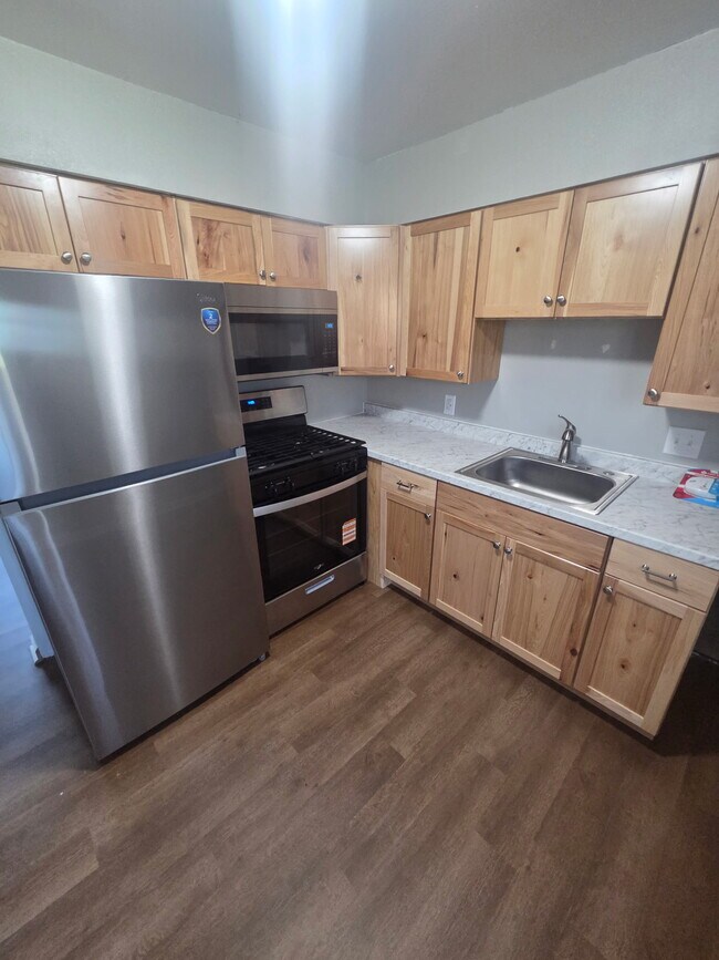 Building Photo - 1040 Bowerman Dr.