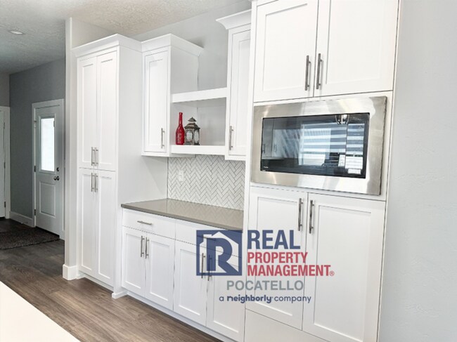 Building Photo - Beautiful Brand New 6 bedroom 3.5 bahtroom...