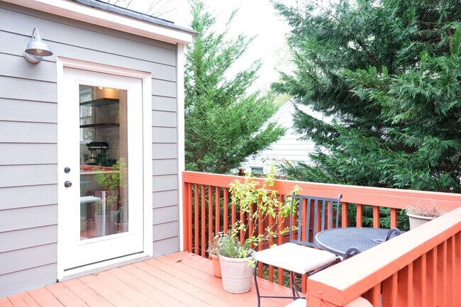 Building Photo - Charming 3 Bedroom, 2 Bath Home in Prime Greenville Location!