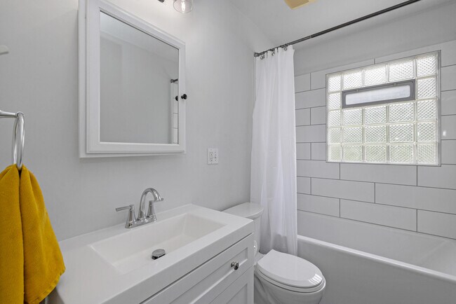 Building Photo - 5934 N Lydell Ave