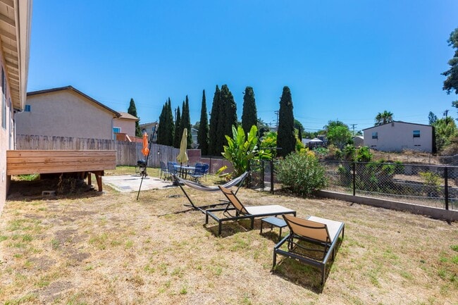 Building Photo - Traditional Home with Large Backyard!