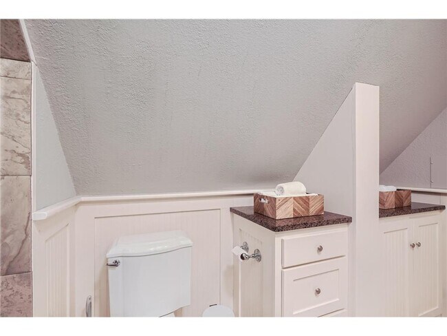 Building Photo - 1045 Lake St E