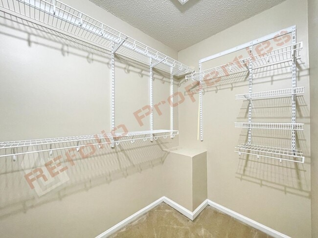 Building Photo - Cozy 3 Bedroom 2.5 Bath End unit Townhome ...