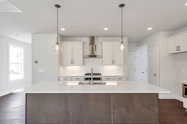 Building Photo - Luxury Westshore Townhome