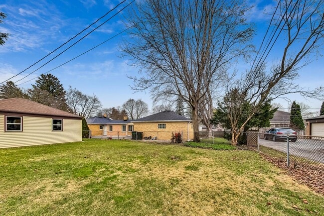 Building Photo - 733 E Rockland Rd