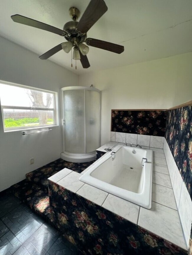 Building Photo - Farm house with room MOVE IN SPECIAL