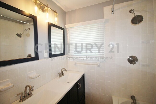 Building Photo - Tastefully Updated 2/1/1 Ready for Immediate Occupancy!