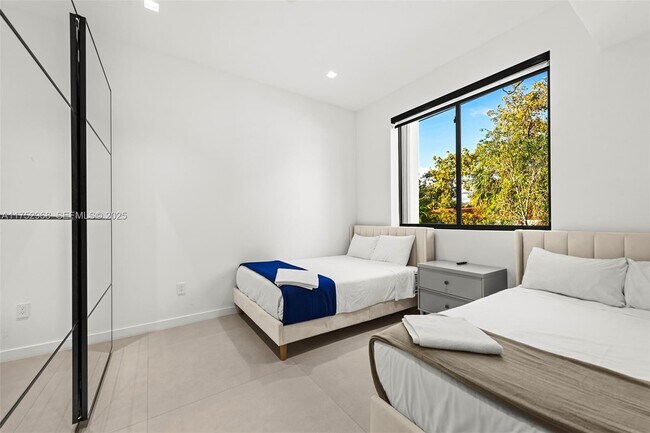 Building Photo - 2572 NE 182nd Terrace