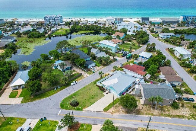 Building Photo - 121 Christmas Tree Ln