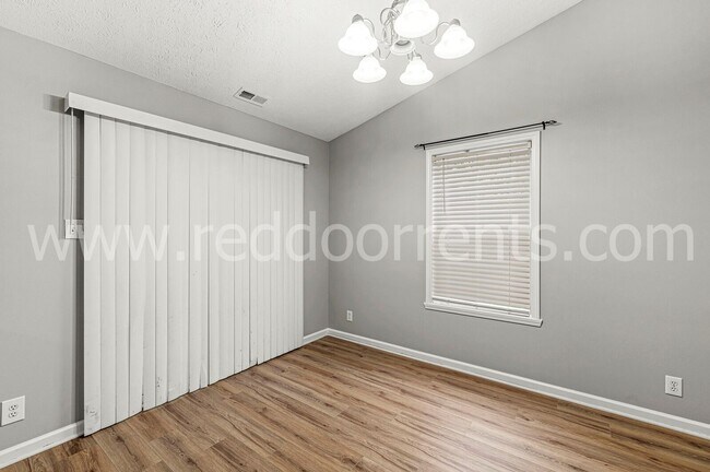 Building Photo - 10015 Miranda Cir