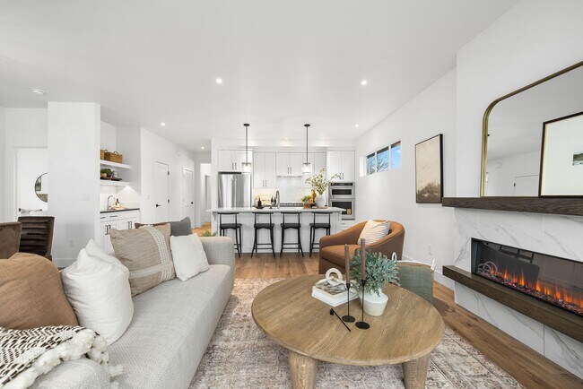 Building Photo - Brand New Luxury Duplex-Top of the line finishes & walking distance to The Village.