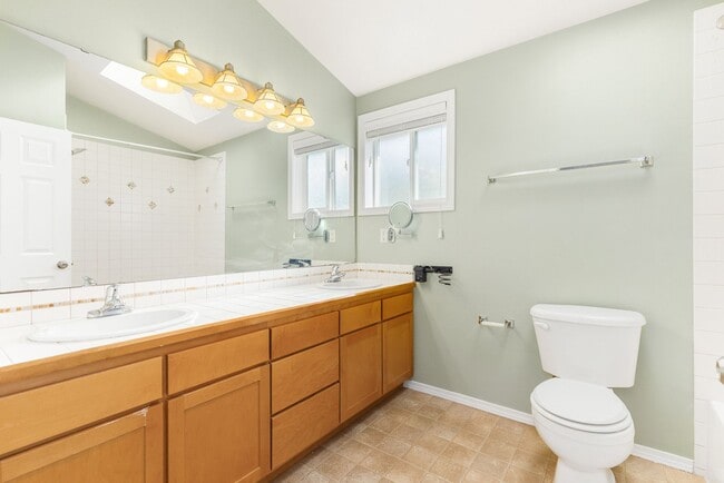 Building Photo - Lake City Townhouse 2 Bedroom 1.5 bath