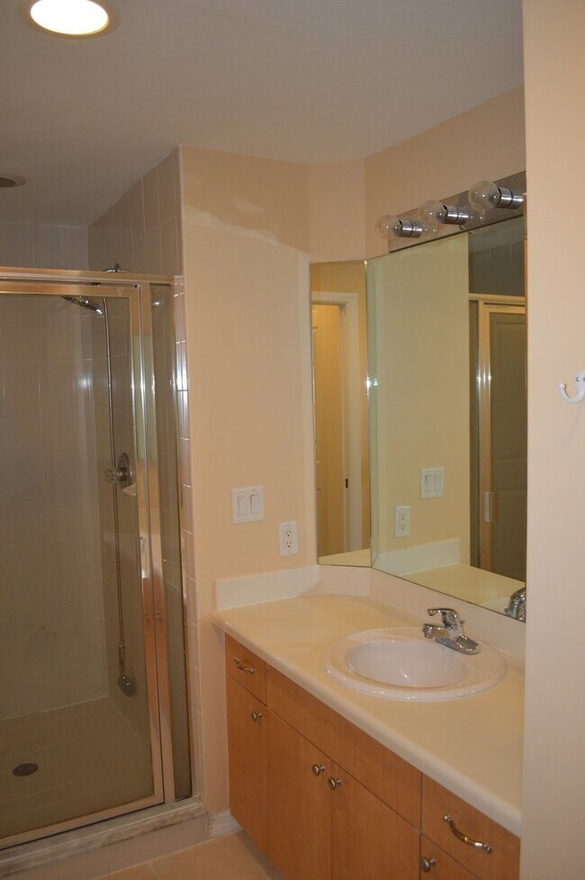 Building Photo - GREAT CONDO IN CAPE CORAL 2+ DEN/2  $1,800!!