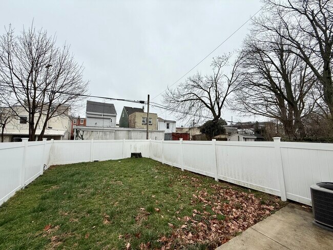 Building Photo - 451 Green Ln