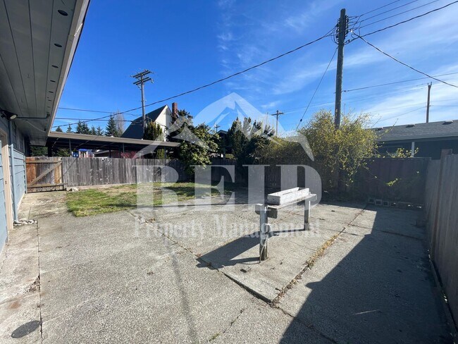 Building Photo - East Bremerton Rambler - 3 Bed 1 Bath with Garage and Carport Parking
