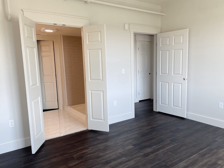 Building Photo - 906 S Main St