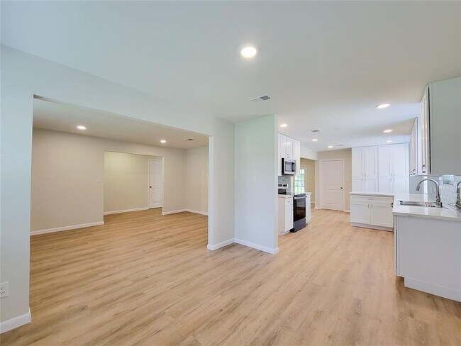 Building Photo - 25911 Maplewood Dr