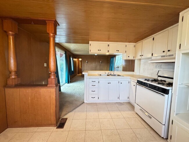 Building Photo - Home by Rotary Park!