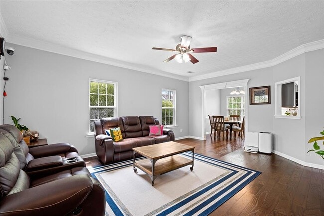 Building Photo - 38 Roxbury Ln