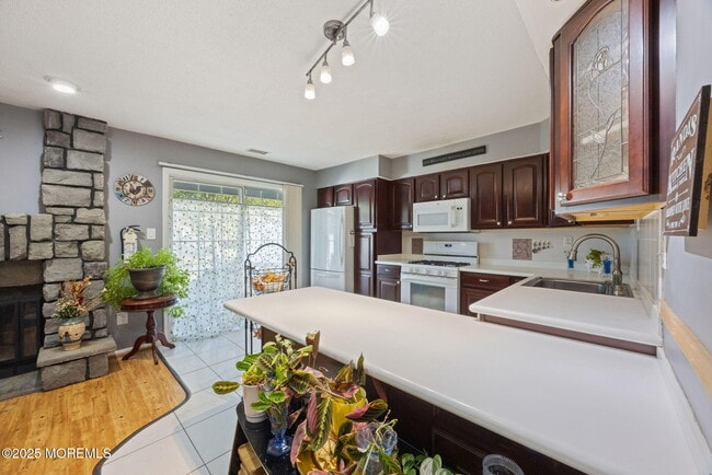 Building Photo - 335 Devon Pl