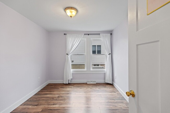 Building Photo - Spacious 3-Bed/1.5-Bath Home with Classic ...