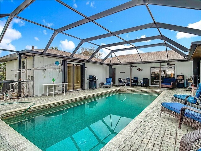 Building Photo - 290 Rotonda Cir