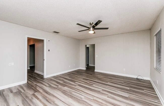 Building Photo - 3684 Woodhill Dr