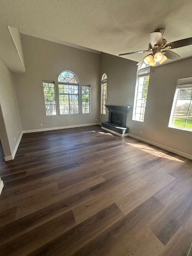 Building Photo - $4,000 - 4 Bed / 3.5 Bedroom Townhouse in Ambiance Neighborhood of San Marcos