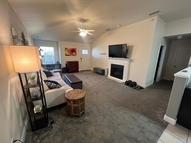 Building Photo - Beautiful and updated 3/2 In Lubbock Coope...