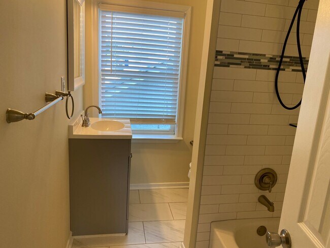 Building Photo - Quiet Cozy Northside Home for Rent