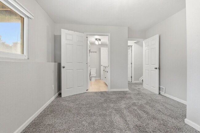 Building Photo - $2,540.95 - 4 Bed, 2 Bath Home in Aurora with Central AC, and In Unit Laundry!