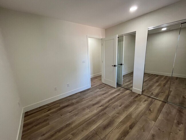 Building Photo - Remodeled in 2025!! Modern Big 7 Bedroom H...