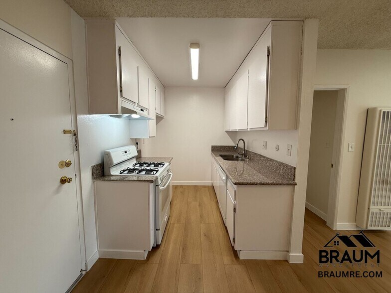Building Photo - 5461 Kester Ave