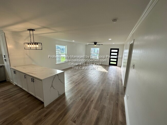 Building Photo - 1404 Des Jardines St