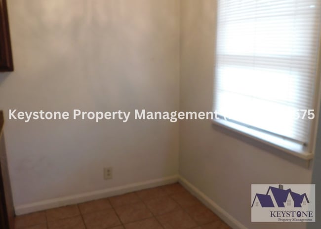 Building Photo - Centrally Located - 3 Bedroom/1.5 Bath Hou...