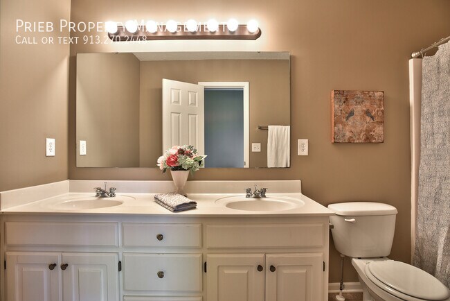 Building Photo - Fountain Gate Village Single-Family Homes ...