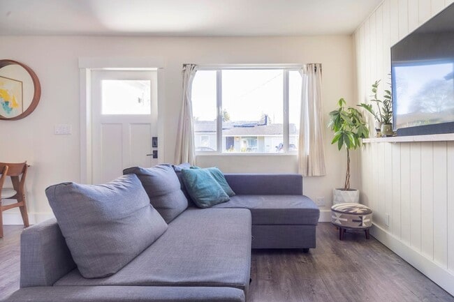 Building Photo - Renovated Two Bedroom West Napa Bungalow