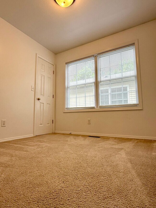 Building Photo - SHORT TERM RENTAL AVAIL FOR SUMMER 2026  (...