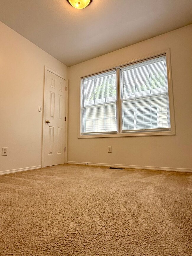 Building Photo - SHORT TERM RENTAL AVAIL FOR SUMMER 2026  (June to July 2026) $1,200 Monthly