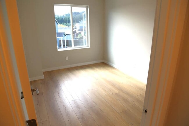 Building Photo - New 3 bed 2.5 Bath Townhome Ready for You!