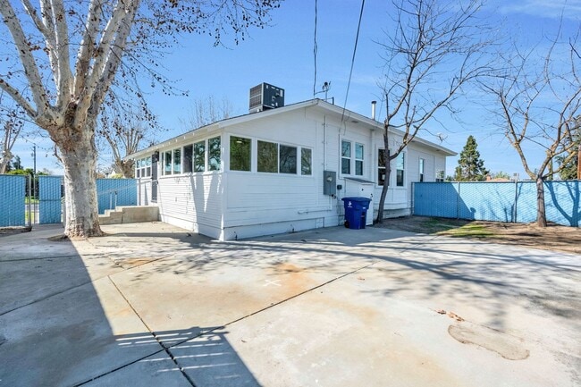 Building Photo - Newly Remodeled JADU for Rent – Modern & Private