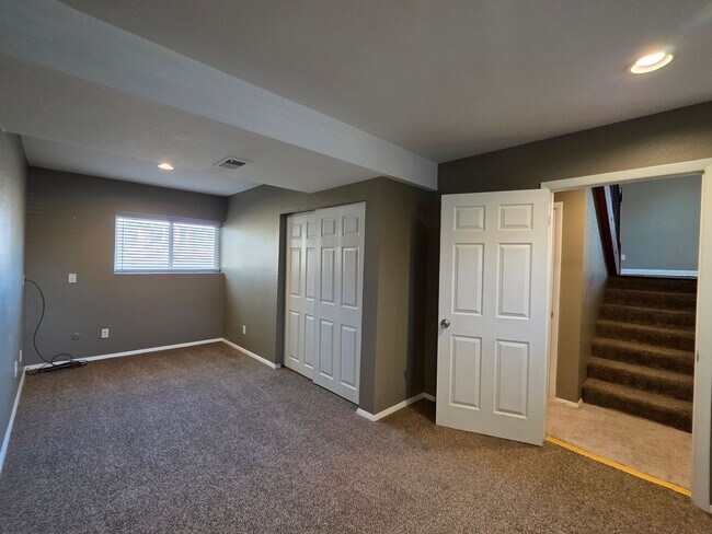 Building Photo - 3 Bedroom 2 Bathroom House With Huge Backy...