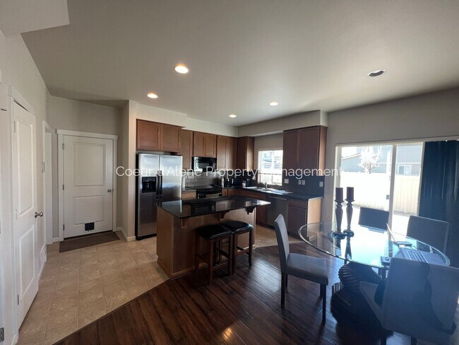 Building Photo - 3 bed, 2.5 bath townhouse in CDA Place!