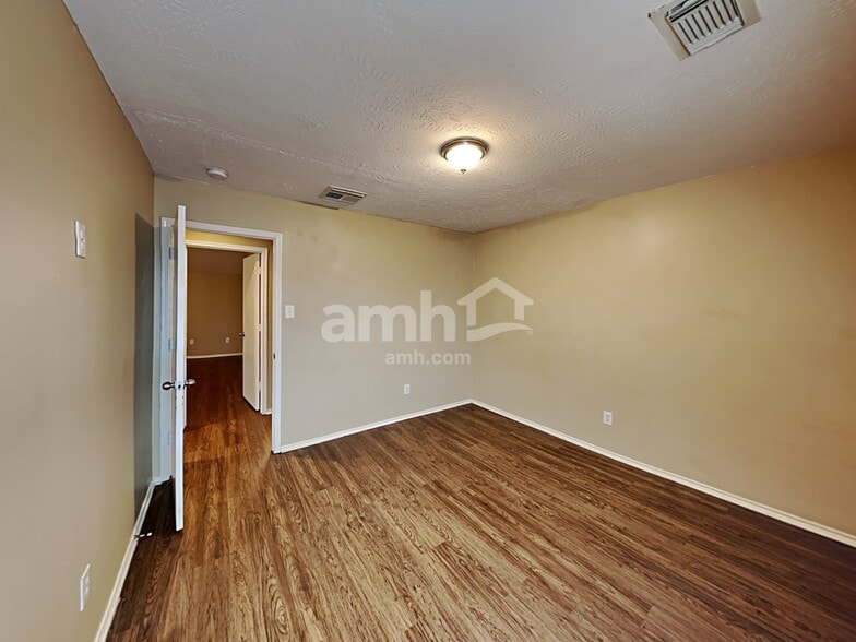 Building Photo - 5446 Aloe Ave